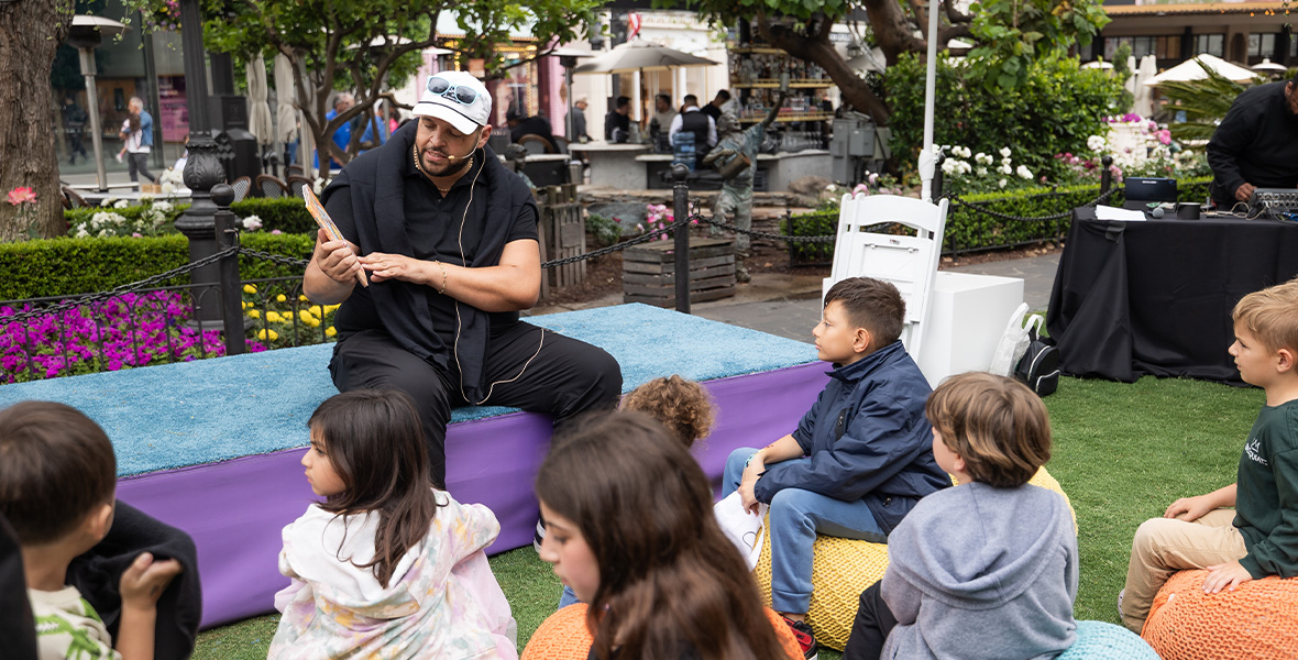 El actor y activista Daniel Franzese lee un libro infantil a un grupo de niños durante un acto al aire libre organizado por la Fundación para la Salud Mental Infantil, con el fin de promover la alfabetización, la inclusión y el bienestar emocional.