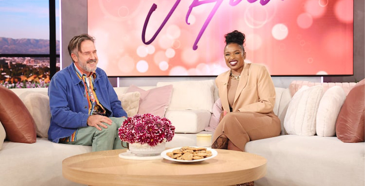 El actor y activista David Arquette aparece en el programa «The Jennifer Hudson Show», sonriendo durante una conversación sobre la salud mental infantil y su colaboración con la fundación «The Kids Mental Health Foundation».