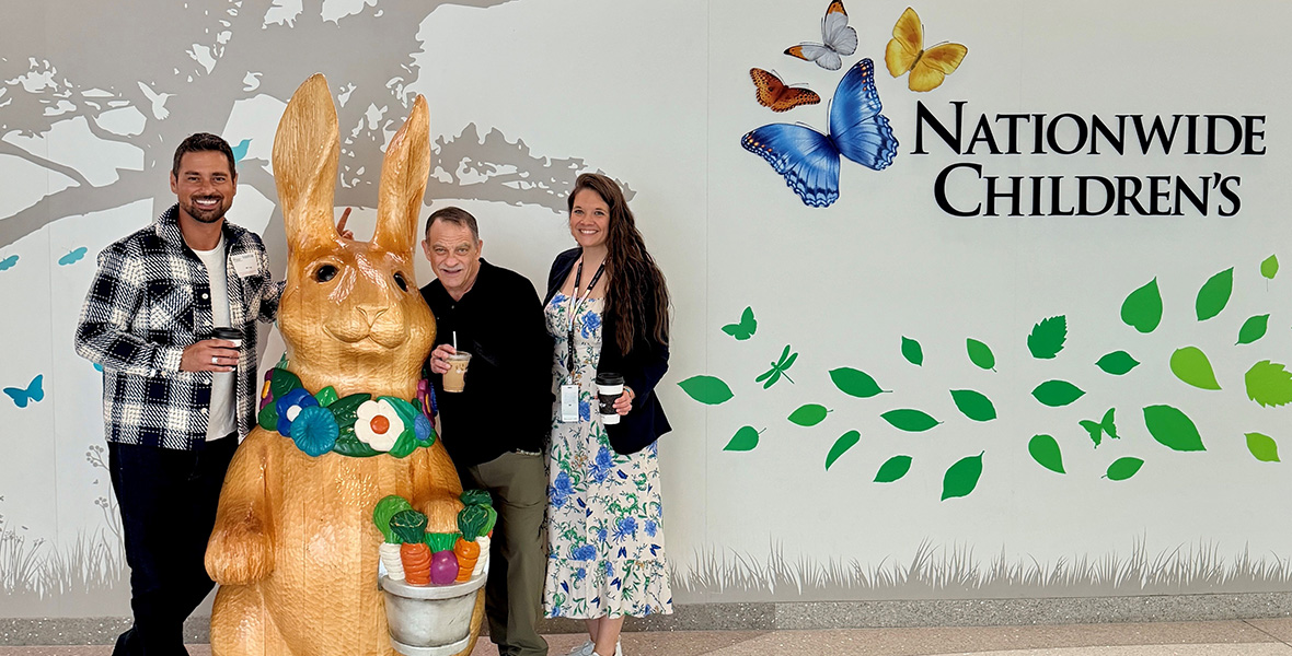 J.R. Ramírez posa junto al personal del hospital, junto a una estatua decorativa de un conejo, en el Nationwide Children’s Hospital durante una visita especial a la comunidad.