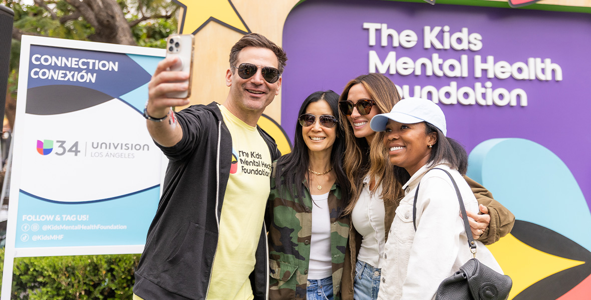 Lisa Ling posa para una selfie en grupo con sus seguidores en un acto de la Kids Mental Health Foundation, en el que se celebra la conexión y el bienestar mental junto a defensores de la causa y asistentes.