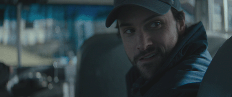 Fotograma de la película *Shattered Ice* en el que aparece un entrenador de hockey con una gorra de béisbol, y que aborda temas como la salud mental de los adolescentes, el duelo, la orientación y el apoyo emocional.